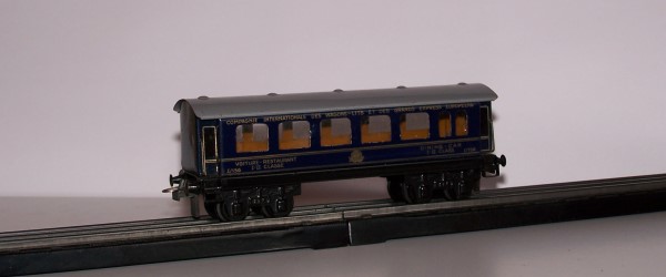 Der Speisewagen der internationalen Schnellzugwagenserie Wagon Lit von Trix Express