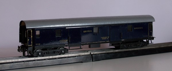 Der Packwagen der internationalen Modellschnellzugwagenserie Wagon Lit von Trix Express